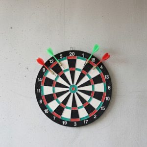 17 İnç Profesyonel Dart Tahtası Dayanıklı Yapı ve 4 Metal Dart Oku